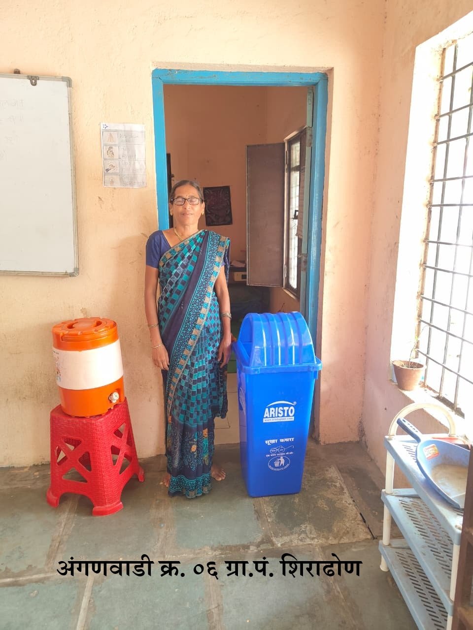 कचरा कुंडी वाटप